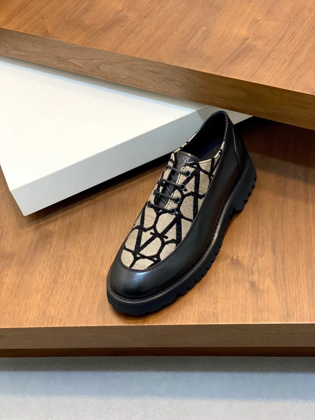 Men's shoes 💰740 VALENTINO Valentino's new men's fashionable casual leather shoes. These leather shoes are made of imported cowhide leather uppers, dyed calfskin lining and calfskin insoles. The upper foot is soft, comfortable and breathable. Comes with complete packaging in the original box! Visible details and quality. Size: 39-44 (customized at 38.45.46)